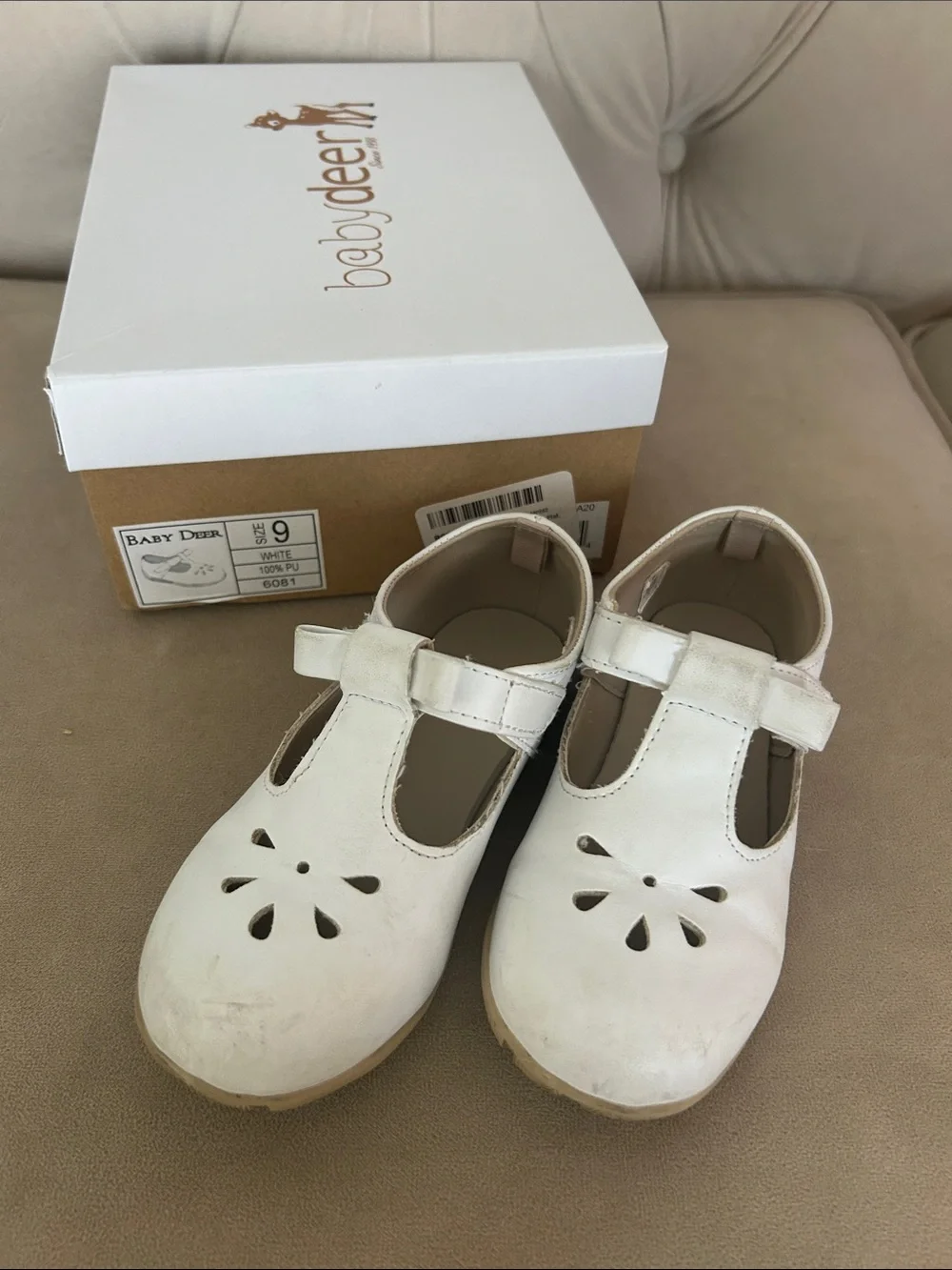 Toddler girls size 9 white scalloped Mary Jane dress shoe Velcro strap box
